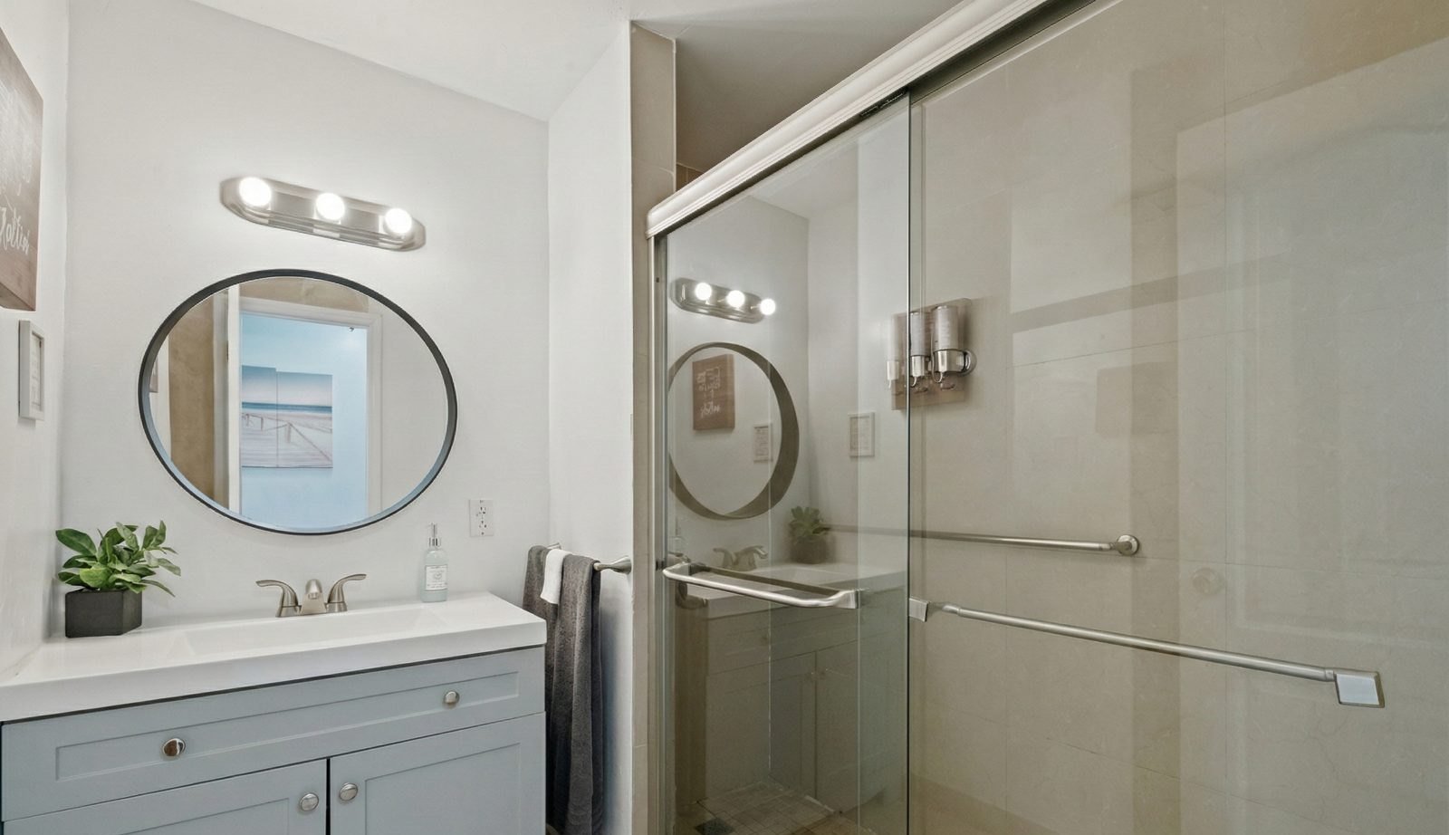 Full bathroom in the Gallo Suite furnished rental, Miami
