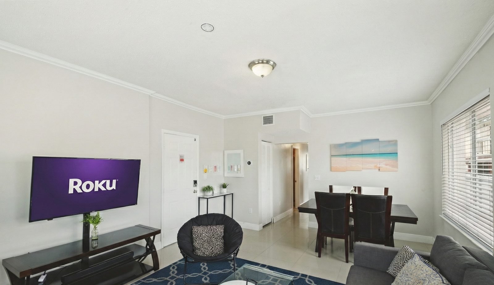 Living area with smart TV in the Gallo Suite, Miami short-term rental